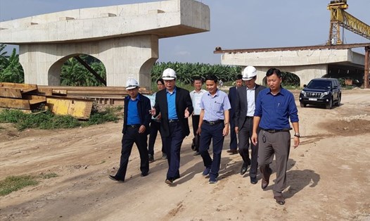 Lãnh đạo Công đoàn Giao thông Vận tải Việt Nam kiểm tra an toàn vệ sinh lao động trên công trường. Ảnh: Quốc Thế