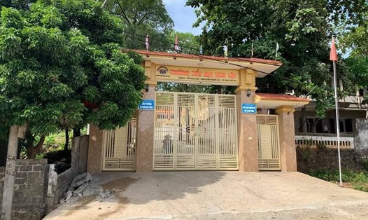 Cổng trường tiểu học Nam Lộc -Nam Đan-Nghệ An- nơi xảy ra sự việc. Ảnh: PV