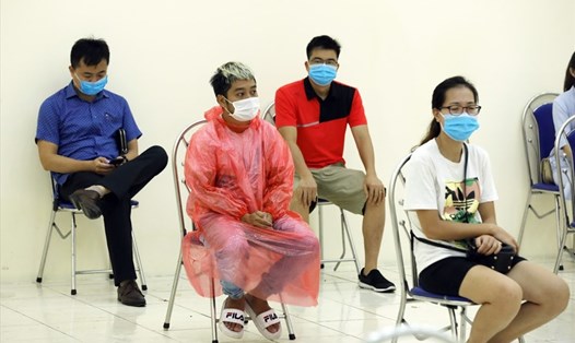 Người dân chờ lấy mẫu xét nghiệm COVID-19. Ảnh: Hải Nguyễn