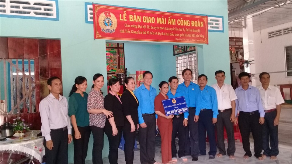 Bàn gao "Mái ấm Công đoàn" cho chị Ngô Thị Pha. Ảnh: K.Q
