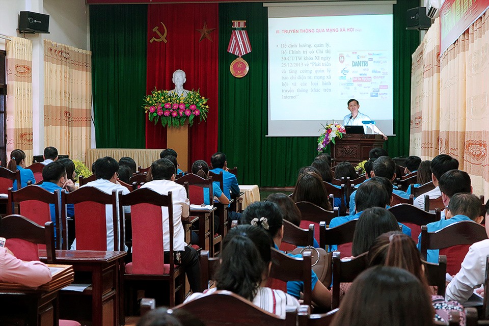 Đồng chí Vũ Mạnh Tiêm – Phó trưởng Ban Tuyên giáo Tổng LĐLĐ Việt Nam trao đổi, truyền đạt về nội dung công tác Tuyên giáo. Ảnh: Hoàng Tuấn.