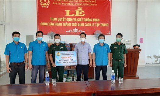 LĐLĐ huyện Phú Vang chung tay ủng hộ vật tư, nhu yếu phẩm phòng chống dịch COVID-19. Ảnh: Đình Phô.