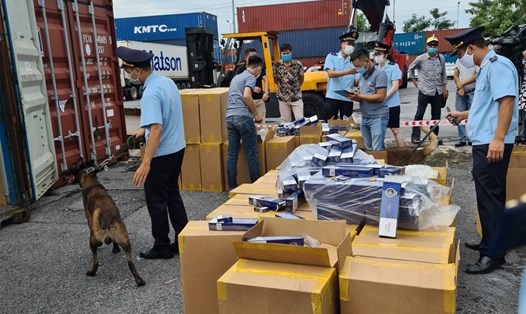 Đội Kiểm soát hải quan Hải Phòng phát hiện, bắt giữ được hơn 1 triệu bao thuốc lá 555 giả từ Campuchia về. Ảnh: MC