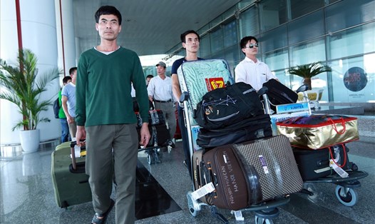 Người lao động đi xuất khẩu lao động trở về tại sân bay Nội Bài (Hà Nội). Ảnh chụp trước thời điểm tháng 1.2020. Ảnh: Hải Nguyễn