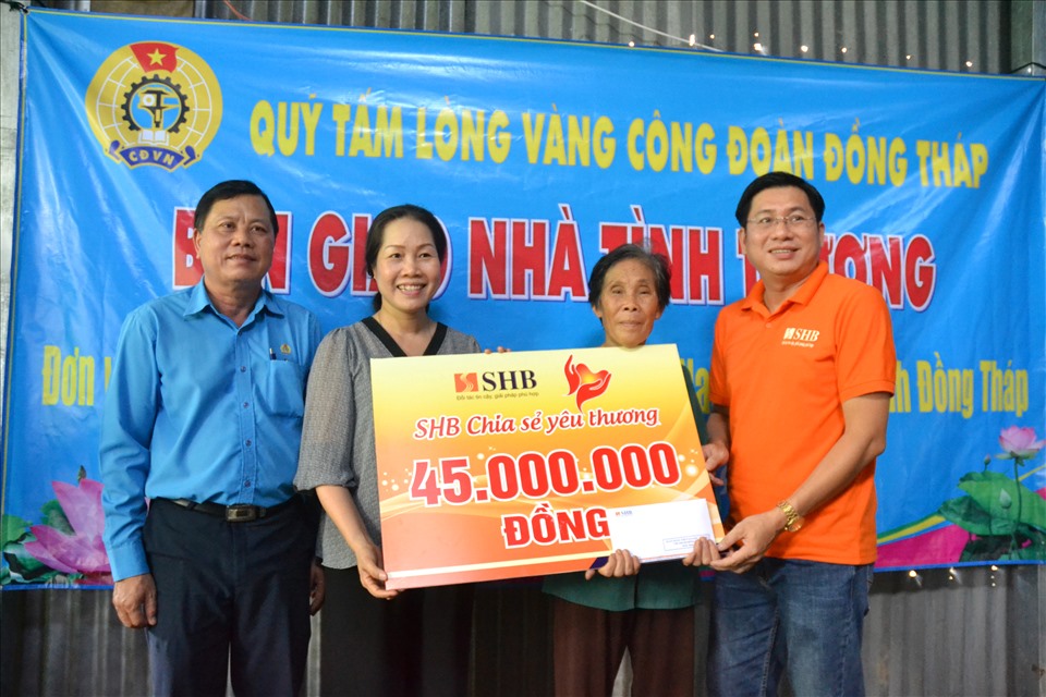 Bàn giao nhà ở - công trình chào mừng đại hội Đảng các cấp. Ảnh: L.T