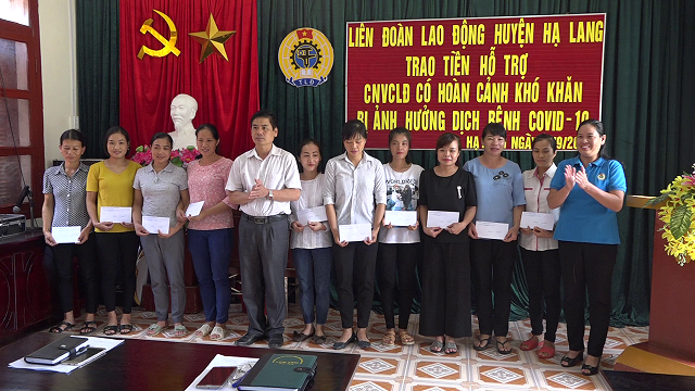 LĐLĐ huyện Hạ Lang trao hỗ trợ cho đoàn viên khó khăn do ảnh hưởng của dịch COVID-19. Ảnh: LDHL