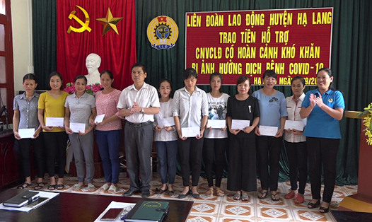 LĐLĐ huyện Hạ Lang trao hỗ trợ cho đoàn viên khó khăn do ảnh hưởng của dịch COVID-19. Ảnh: LDHL