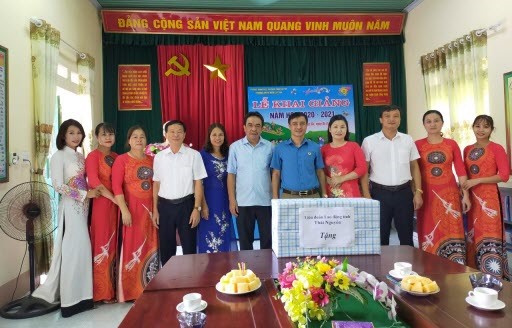 Lãnh đạo LĐLĐ tỉnh Thái Nguyên tặng quà cho các giáo viên nhân dịp năm học mới. Ảnh: Thu Hiền