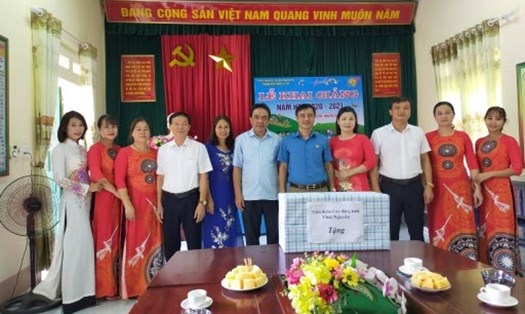 Lãnh đạo LĐLĐ tỉnh Thái Nguyên tặng quà cho các giáo viên nhân dịp năm học mới. Ảnh: Thu Hiền