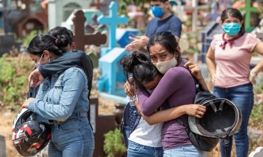 Người thân và bạn bè của một bệnh nhân qua đời tại bệnh viện với các triệu chứng COVID-19 khóc tại nghĩa trang Milagro de Dios ở Managua, Nicaragua. Ảnh: AFP.
