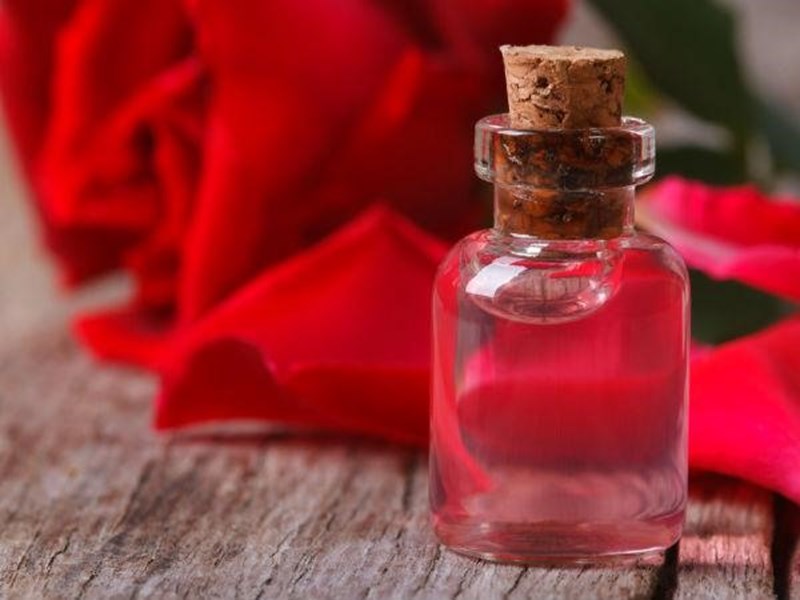 Nước hoa hồng có tác dụng gì đối với da và tóc?
