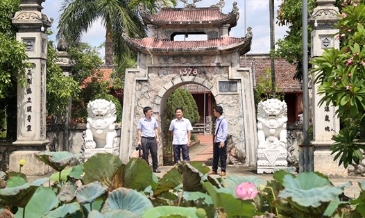 Trước cổng đền thờ Hoàng Khánh ở Quỳnh Đôi. Ảnh: H.Thơ.