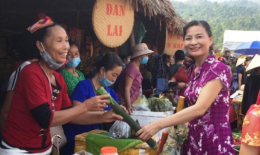 Người dân bán đặc sản cơm lam cho du khách đến từ TP. Vinh (Nghệ An). Ảnh: Minh Thư