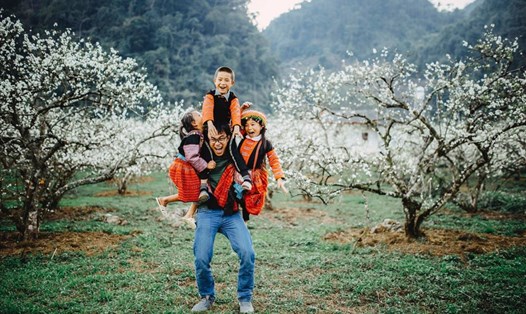 Lê Quang Long trong một lần chụp cùng các em nhỏ vùng cao phía Bắc. Ảnh: NVCC