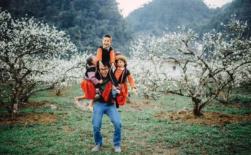 Lê Quang Long trong một lần chụp cùng các em nhỏ vùng cao phía Bắc. Ảnh: NVCC