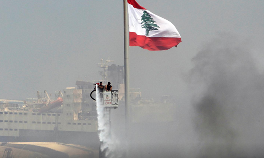 Một đám cháy tại cảng Beirut đã bùng phát vào đêm ngày 12.9. Ảnh: Reuters