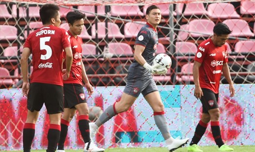 Dù chơi xuất sắc trong ngày Thai League nối lại nhưng Văn Lâm không thể giúp Muangthong United tránh được trận thua 0-1 trước Sukhothai. Ảh: Muangthong FC