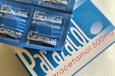 Paracetamol là loại thuốc hạ sốt có thể dùng trong điều trị bệnh sốt xuất huyết. Ảnh minh hoạ: Lâm Anh.