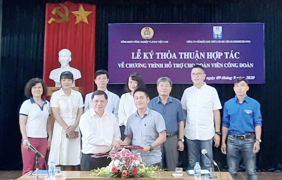 Công đoàn Nông nghiệp & Phát triển Nông thôn Việt Nam và Công ty Cổ phần Xuất nhập khẩu Thủy sản Hà Nội ký Thoả thuận có nội dung giảm giá bán sản phẩm cho đoàn viên. Ảnh: CĐ ngành