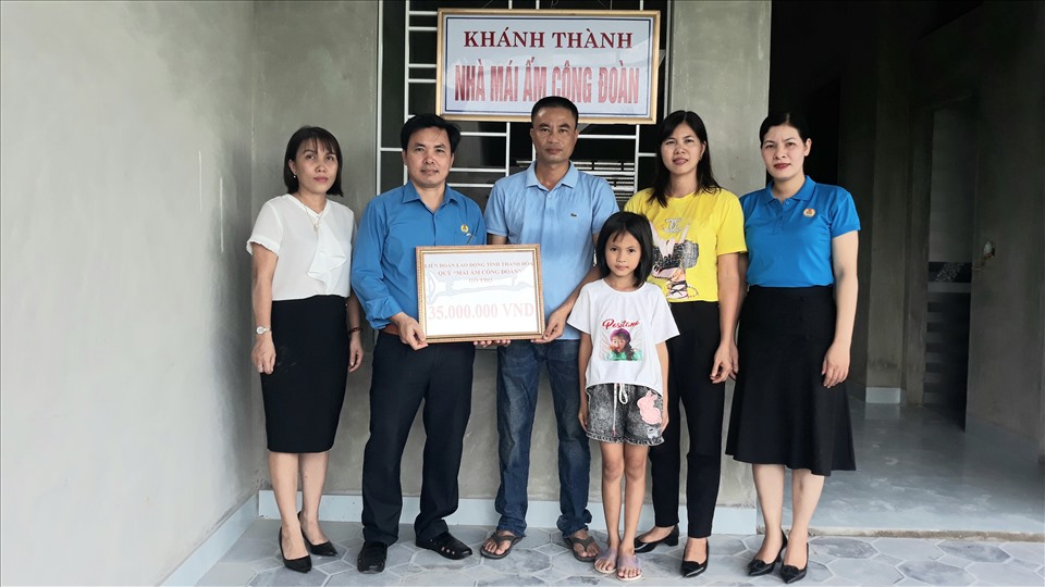 Đại diện Công đoàn ngành Công Thương Thanh Hoá trao hỗ trợ cho gia đình đoàn viên. Ảnh: Ngọc Diệp