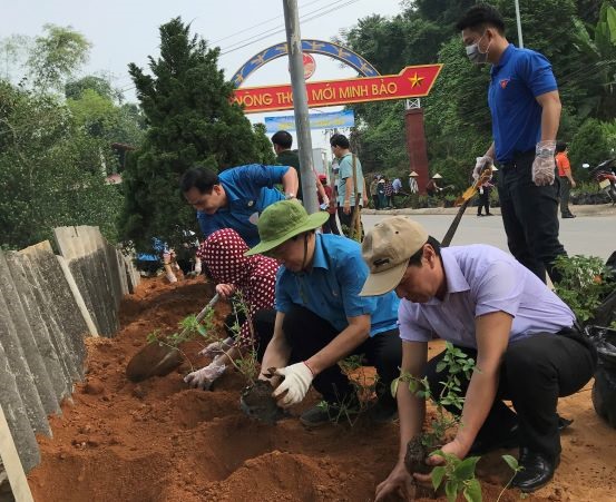 CNVCLĐ, đoàn viên thành phố Yên Bái đang trồng tuyến đường hoa tại xã Minh Bảo. Ảnh: Mạnh Hùng