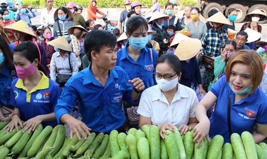 Thanh niên công nhân Bình Dương cùng tổ chức Phiên chợ 0 đồng cho người nghèo. Ảnh: Đình Trọng