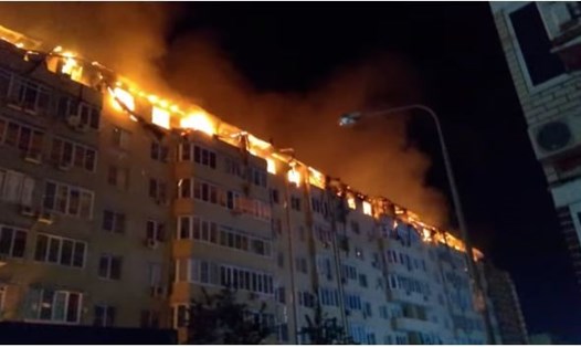 Đám cháy bùng phát giữa đêm trên tầng áp mái chung cư 8 tầng ở miền nam nước Nga. Ảnh: RT