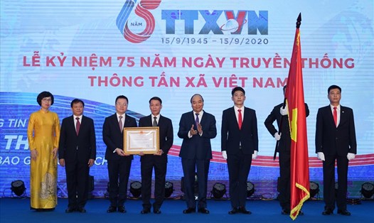 Thủ tướng Nguyễn Xuân Phúc, Chủ tịch Hội đồng Thi đua - Khen thưởng Trung ương trao Huân chương Lao động hạng Nhất tặng TTXVN. Ảnh: Quang Hiếu