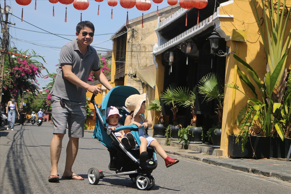 Du khách bắt đầu đến với Hội An. Ảnh: Thanh Chung