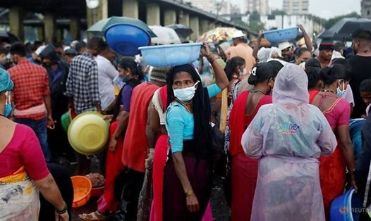 Người dân tập trung đông đúc tại một chợ cá ở Mumbai, Ấn Độ hôm 7.9, trong bối cảnh COVID-19 đang lây lan mạnh ở nước này. Ảnh: Reuters