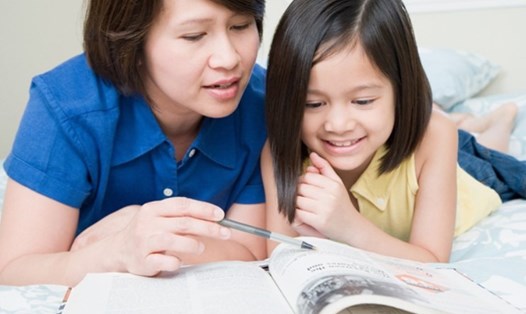 Tập thói quen cho trẻ có thêm hứng khởi trong việc đọc sách hàng tuần. Ảnh nguồn: AFP.