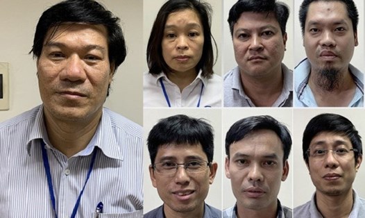 Bị can Nguyễn Nhật Cảm (ngoài cùng bên trái) - cựu Giám đốc CDC Hà Nội và một số bị can liên quan vụ án. Ảnh cơ quan công an.