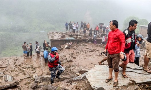 Lực lượng cứu hộ và người dân tập trung tìm kiếm thi thể tại hiện trường vụ lở đất, gây ra do mưa lớn, ở Bahrabise, quận Sindhupalchok, Nepal, hôm 13.9. Ảnh: Reuters