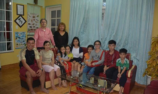 Vợ chồng bác sĩ Enza Falcone và các học sinh, sinh viên tại Ngôi Nhà Xanh. Ảnh Lê Văn Thơm