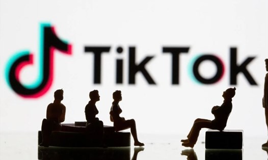 Hình ảnh những tượng đồ chơi trước logo Tiktok. Ảnh: Reuters.