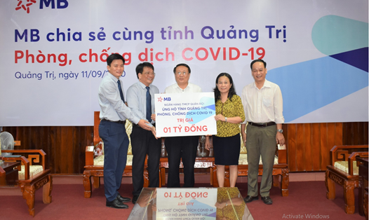 MB trao tặng số tiền 1 tỉ đồng tới UBND tỉnh Quảng Trị, trong đó 200 triệu đồng được trao tặng cho Bộ Chỉ huy Quân sự tỉnh và 200 triệu đồng được trao tặng đến Bộ Chỉ huy Bộ đội Biên phòng Tỉnh.