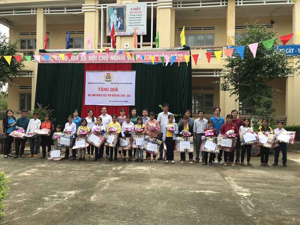 Trao quà cho học sinh có hoàn cảnh khó khăn tại xã Đăk Jơ Ta, huyện Mang Yang, tỉnh Gia Lai
