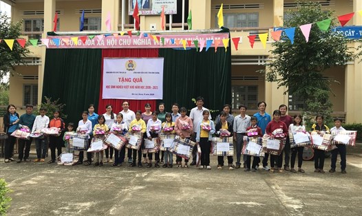 Trao quà cho học sinh có hoàn cảnh khó khăn tại xã Đăk Jơ Ta, huyện Mang Yang, tỉnh Gia Lai