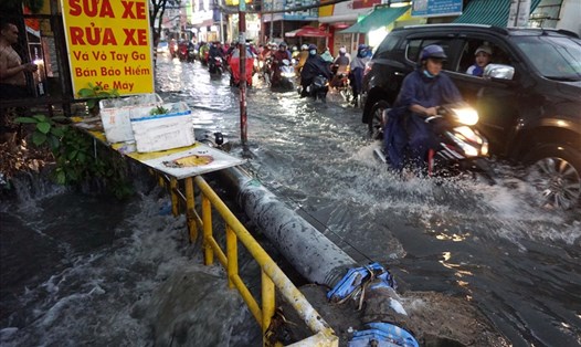 Nước chảy cuồn cuộn xuống con suối trên đường Tô Ngọc Vân (quận Thủ Đức, TPHCM).  Ảnh: Minh Quân