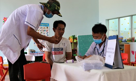 Lực lượng y tế huyện Krông Nô, tỉnh Đắk Nông tiêm vaccine phòng bạch hầu cho người dân. Ảnh: Bảo Trung