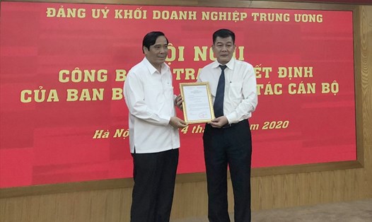 Ông Nguyễn Thanh Bình - Phó Trưởng Ban Thường trực Ban Tổ chức Trung ương trao quyết định cho ông Nguyễn Đức Phong (bên phải). Ảnh Hiền Hoà