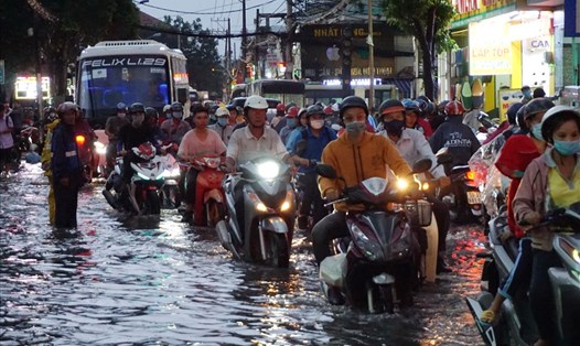 Đường Tô Ngọc Vân, quận Thủ Đức (TPHCM) bị ngập sâu trong biển nước.  Ảnh: Minh Quân