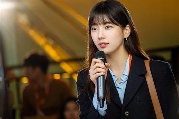 Suzy vào vai cô gái trẻ quyết tâm khởi nghiệp thành công trong phim mới (Ảnh: Cắt từ clip).
