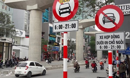 Hà Nội tiếp tục cấm taxi, xe hợp đồng trên 10 tuyến phố. Ảnh: M. Hạnh