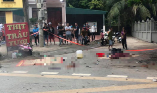 Hiện trường vụ việc ô tô va chạm mạnh với xe máy khiến 3 người tử vong. Ảnh Nguyễn Hằng.