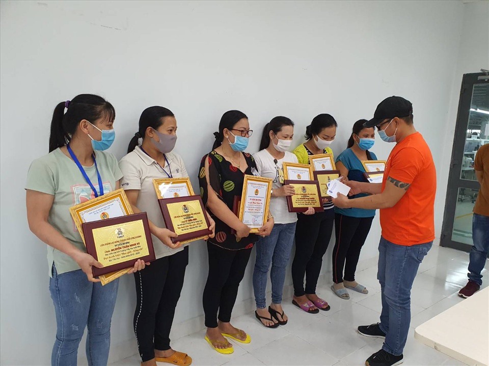 Các công đoàn cơ sở tại TP.Long Khánh khen thưởng con đoàn viên lao động học giỏi. Ảnh: Công đoàn Long Khánh
