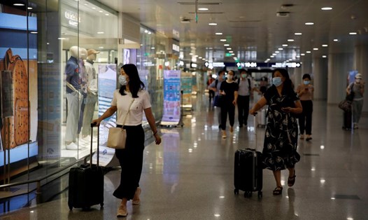 Hành khách đeo khẩu trang tại sân bay quốc tế thủ đô Bắc Kinh ở Bắc Kinh, Trung Quốc. Ảnh: Reuters.