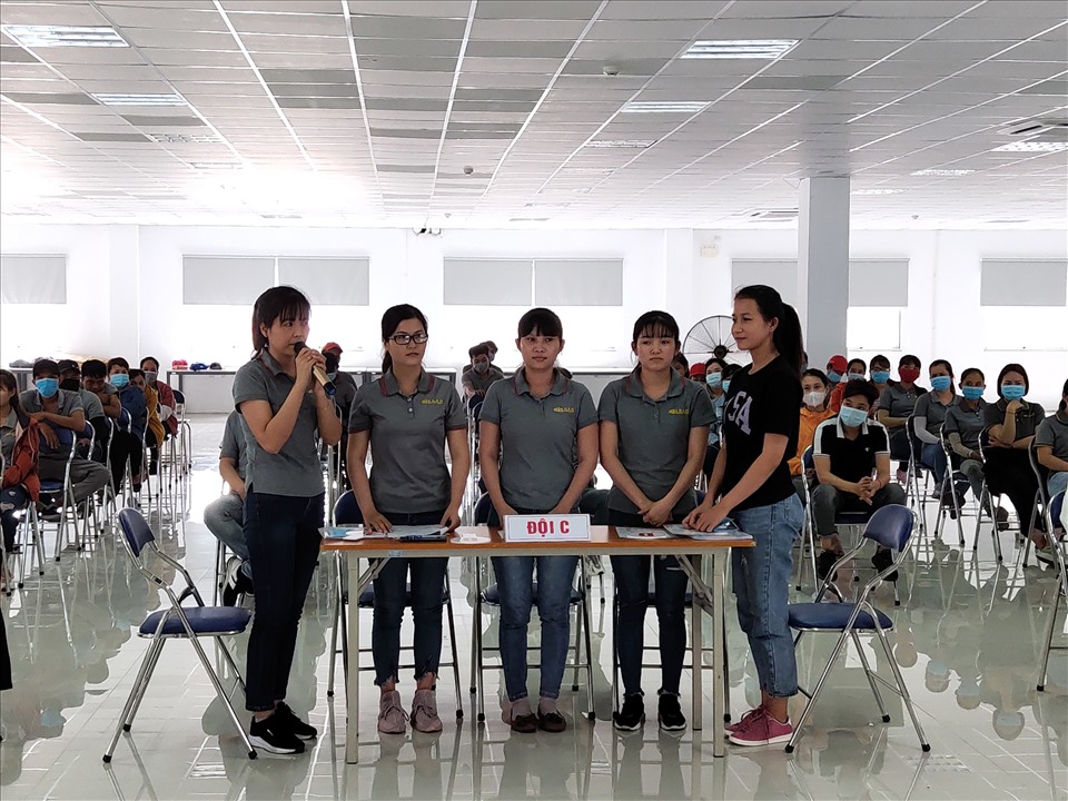 Phần tham gia thi giới thiệu về đội của mình trong Hội thi tìm hiểu pháp luật Lao động và luật Công đoàn năm 2020. Ảnh LĐLĐ Tây Ninh cung cấp