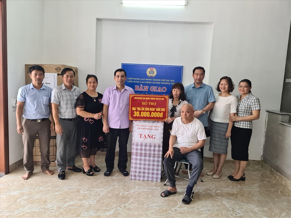 Phó Chủ tịch Lê Đình Hùng bàn giao hỗ trợ mái ấm Công đoàn cho đoàn viên khó khăn. Ảnh: Quốc Thịnh