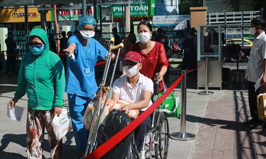 Chỉ có bệnh nhân không thể di chuyển được mới có người nhà đi cùng khi đến khám bệnh tại Bệnh viện Đà Nẵng. Ảnh: Thuỳ Trang